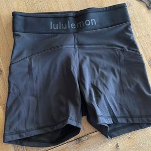 Lululemon logo waistband everlux 4” train short